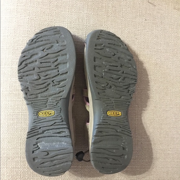 Keen WM Sz/9.5 Tan and Lavender Closed Toe Hiking Waterproof Outdoor San… - Picture 10 of 10